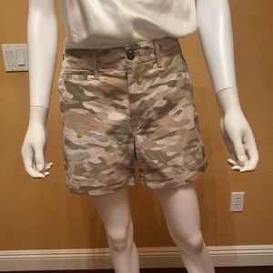 Gap  khaki camouflage shorts 5"
